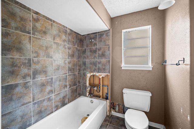 426 S 6th Street, La Porte, TX 77571