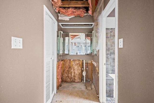 426 S 6th Street, La Porte, TX 77571