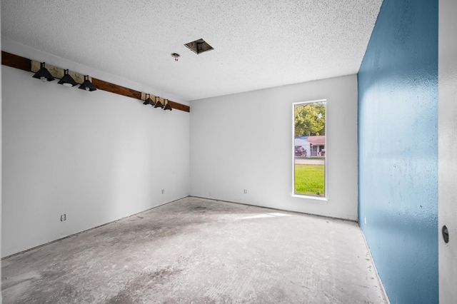 426 S 6th Street, La Porte, TX 77571