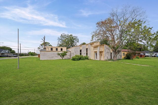 426 S 6th Street, La Porte, TX 77571