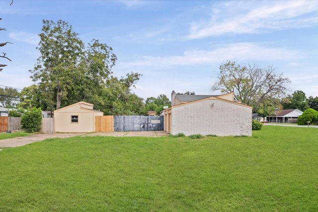 426 S 6th Street, La Porte, TX 77571