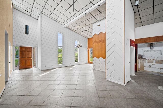 426 S 6th Street, La Porte, TX 77571