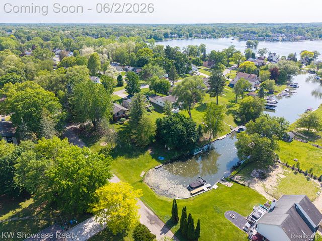 820 Clara Street, Commerce Charter Township, MI 48390