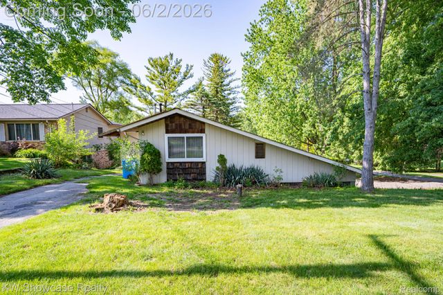 820 Clara Street, Commerce Charter Township, MI 48390