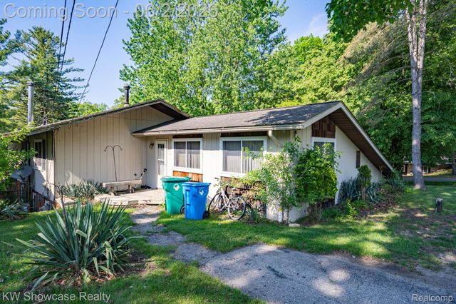 820 Clara Street, Commerce Charter Township, MI 48390
