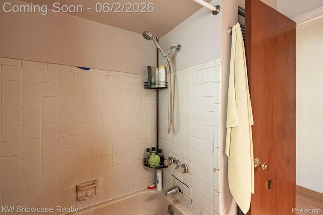 820 Clara Street, Commerce Charter Township, MI 48390