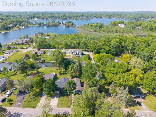 820 Clara Street, Commerce Charter Township, MI 48390