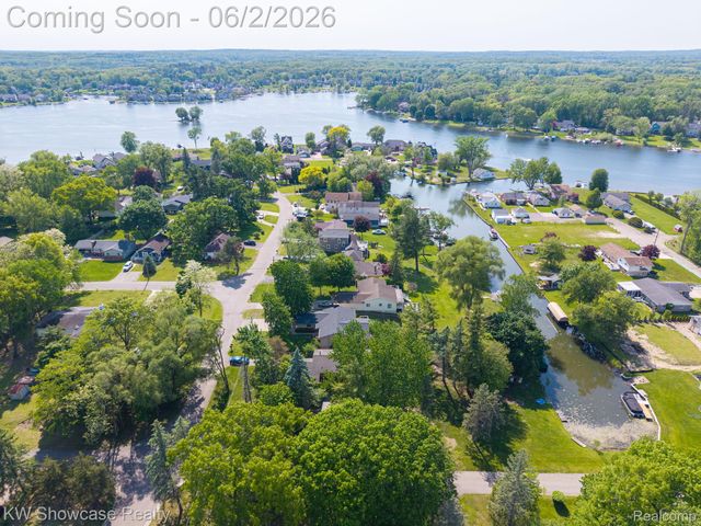 820 Clara Street, Commerce Charter Township, MI 48390