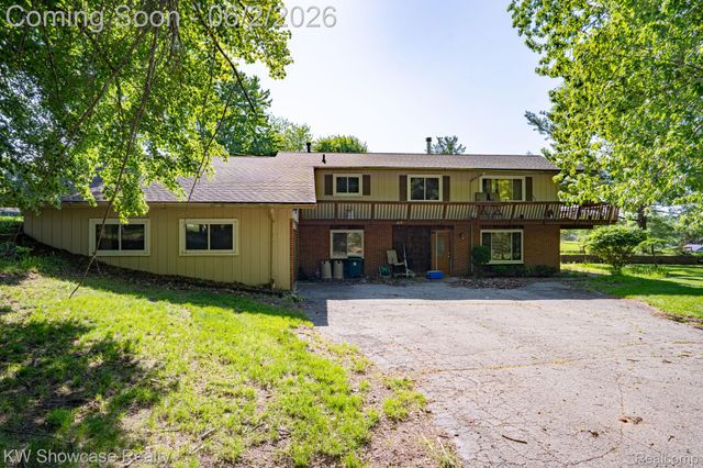 820 Clara Street, Commerce Charter Township, MI 48390