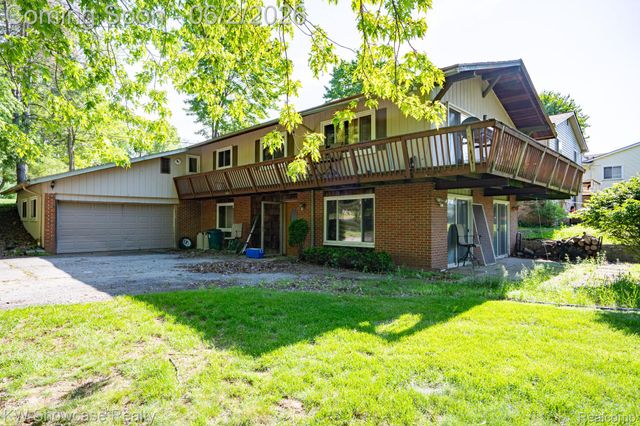 820 Clara Street, Commerce Charter Township, MI 48390