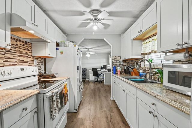 3902 JULIE DRIVE, Wesley Chapel, FL 33543