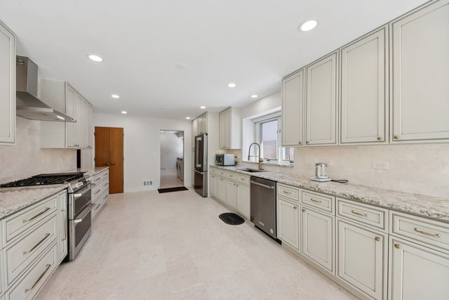 3623 Pebble Beach Road, Northbrook, IL 60062