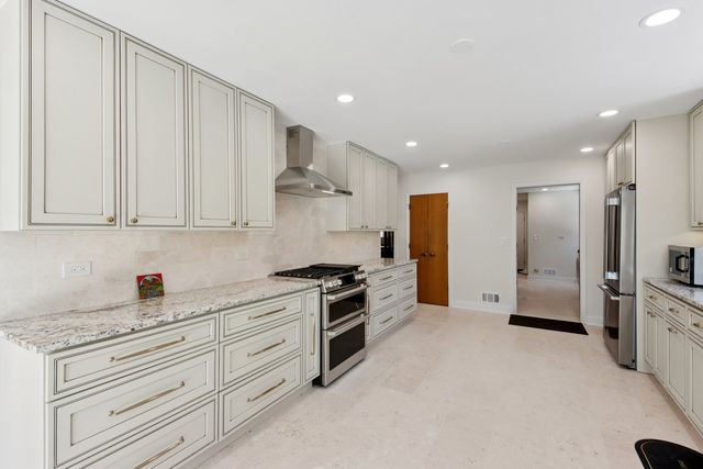 3623 Pebble Beach Road, Northbrook, IL 60062