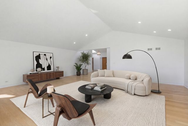 3623 Pebble Beach Road, Northbrook, IL 60062