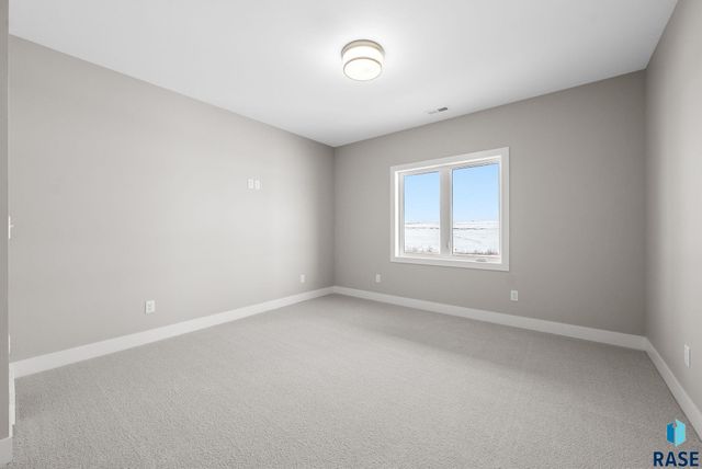 6604 E Hawker Cir Circle, Sioux Falls, SD 57110