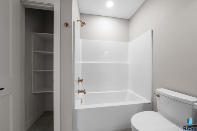 6604 E Hawker Cir Circle, Sioux Falls, SD 57110