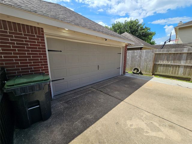 3709 Pinehurst Drive, Pearland, TX 77581