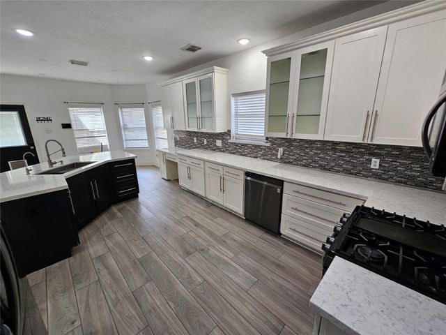 3709 Pinehurst Drive, Pearland, TX 77581