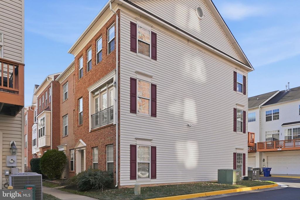 2335 HUNTINGTON STATION CT, Alexandria, VA 22303