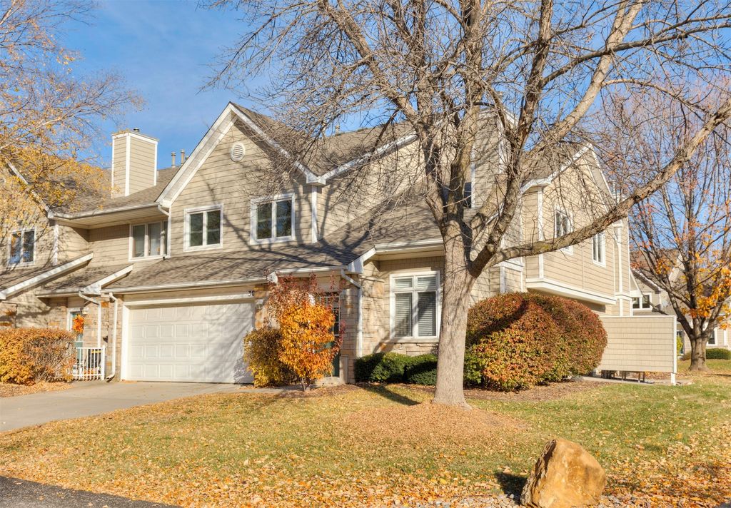 811 Burr Oaks Drive 301, West Des Moines, IA 50266