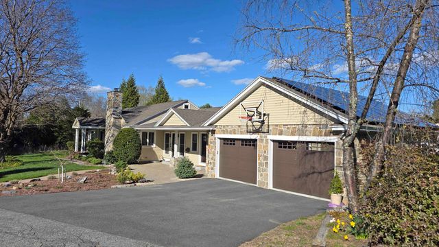 171 Green Meadow, Brattleboro, VT 05301