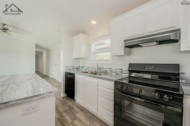 106 S PACIFIC AVENUE, Iowa Park, TX 76367