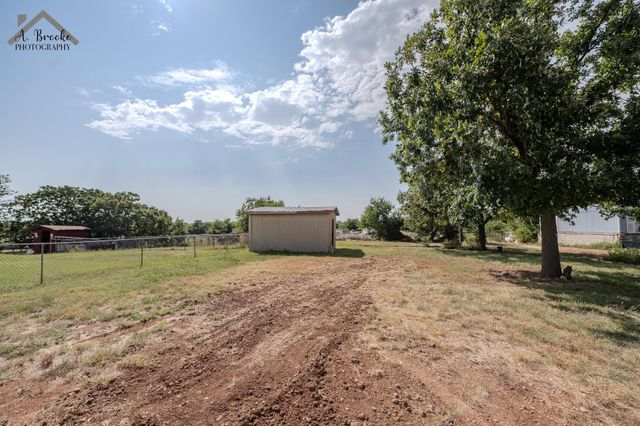 106 S PACIFIC AVENUE, Iowa Park, TX 76367