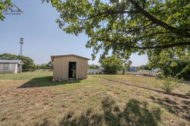 106 S PACIFIC AVENUE, Iowa Park, TX 76367