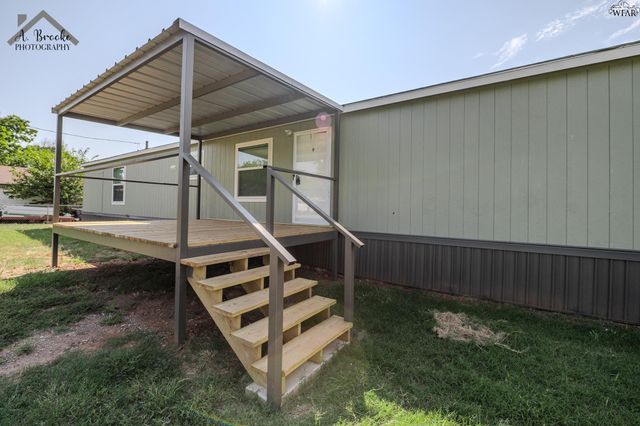 106 S PACIFIC AVENUE, Iowa Park, TX 76367