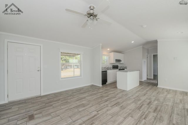 106 S PACIFIC AVENUE, Iowa Park, TX 76367