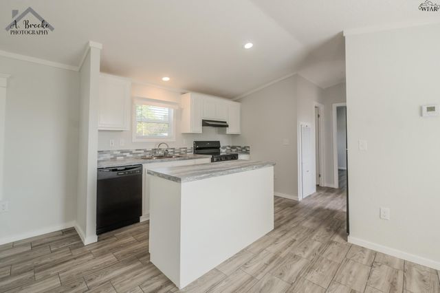 106 S PACIFIC AVENUE, Iowa Park, TX 76367