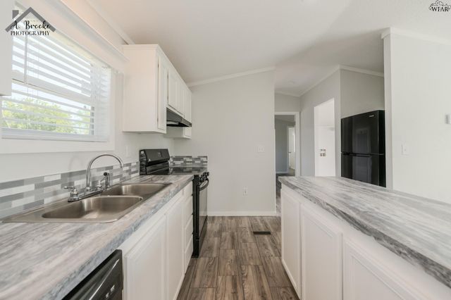 106 S PACIFIC AVENUE, Iowa Park, TX 76367