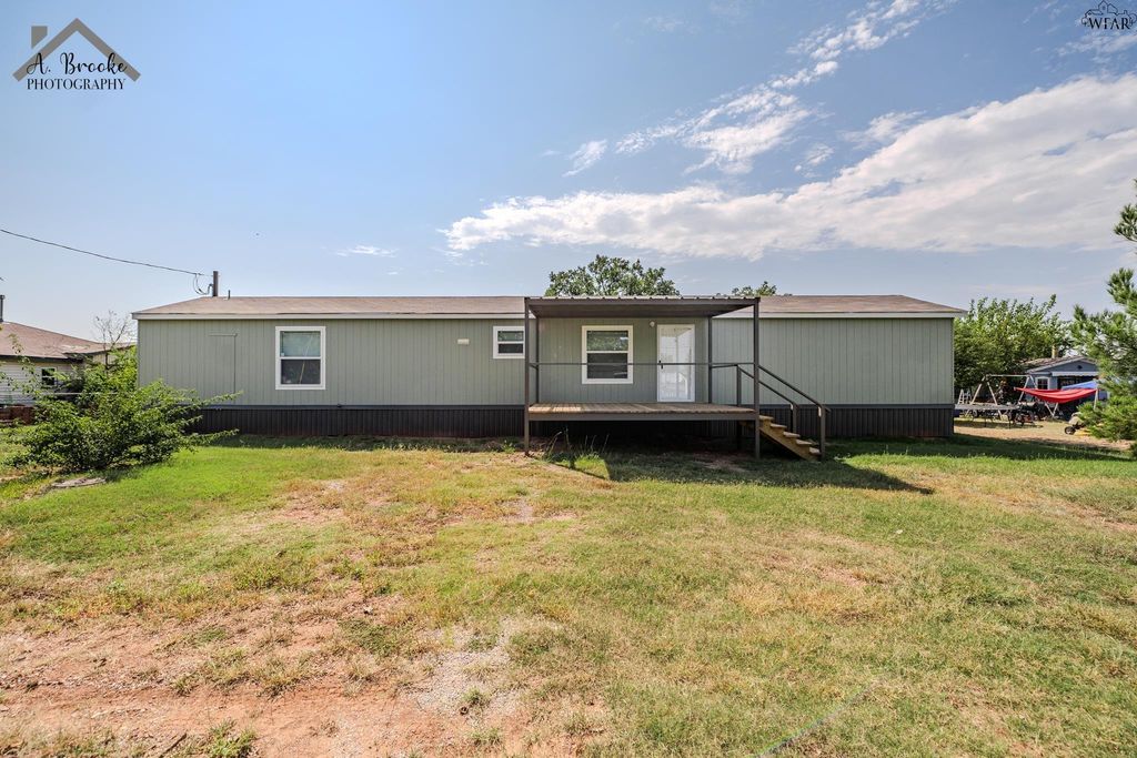 106 S PACIFIC AVENUE, Iowa Park, TX 76367