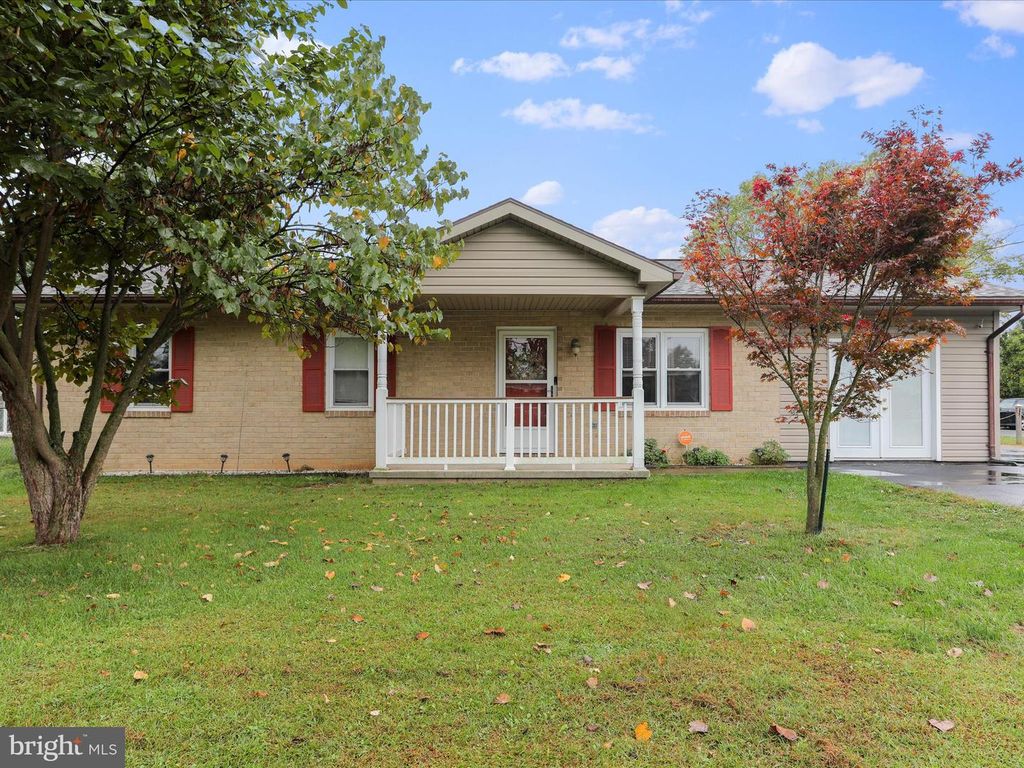 27 TANGLEWOOD DR, Martinsburg, WV 25405