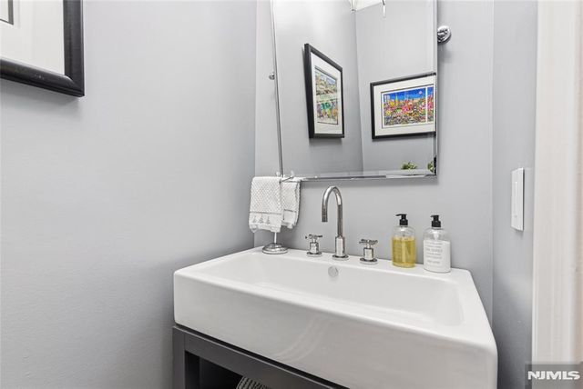 119 Hudson Cove, Edgewater, NJ 07020