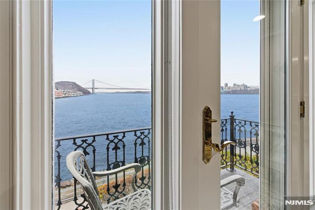 119 Hudson Cove, Edgewater, NJ 07020