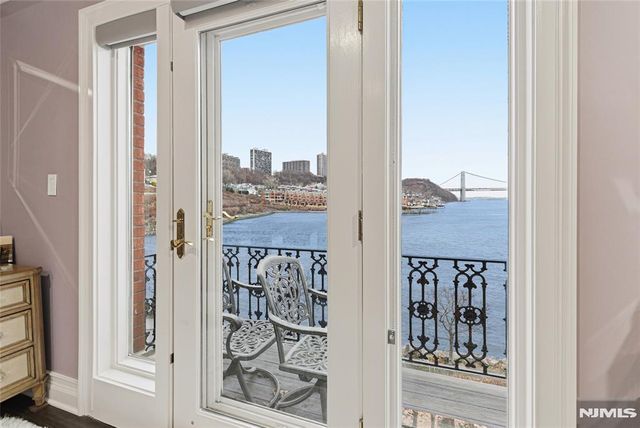 119 Hudson Cove, Edgewater, NJ 07020