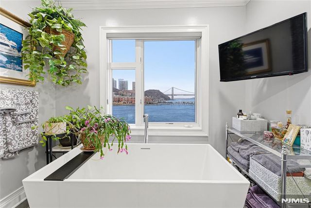 119 Hudson Cove, Edgewater, NJ 07020