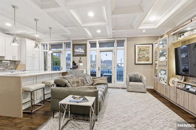 119 Hudson Cove, Edgewater, NJ 07020