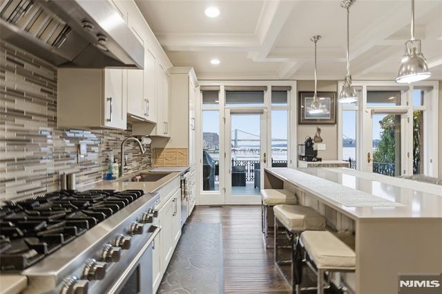 119 Hudson Cove, Edgewater, NJ 07020