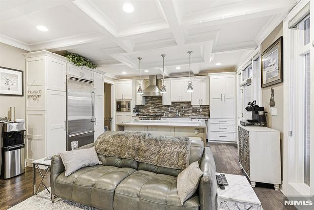 119 Hudson Cove, Edgewater, NJ 07020