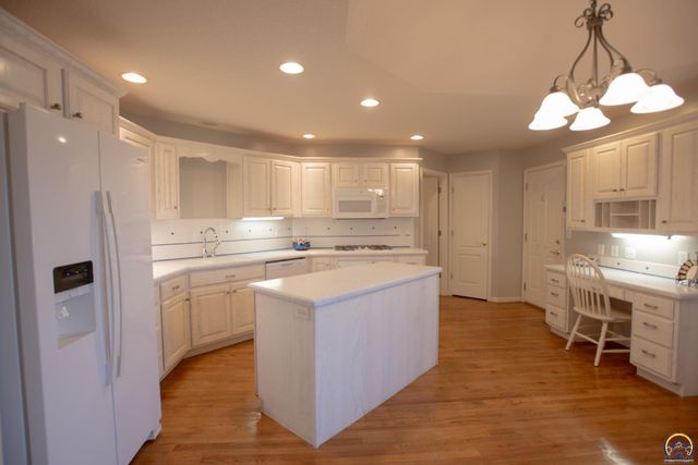 6247 SW 40th Ct, Topeka, KS 66610