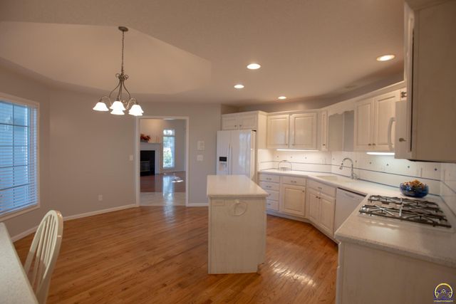 6247 SW 40th Ct, Topeka, KS 66610