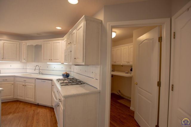 6247 SW 40th Ct, Topeka, KS 66610