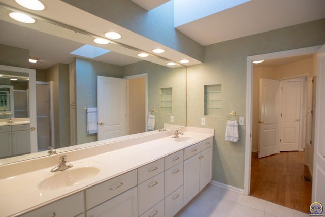 6247 SW 40th Ct, Topeka, KS 66610