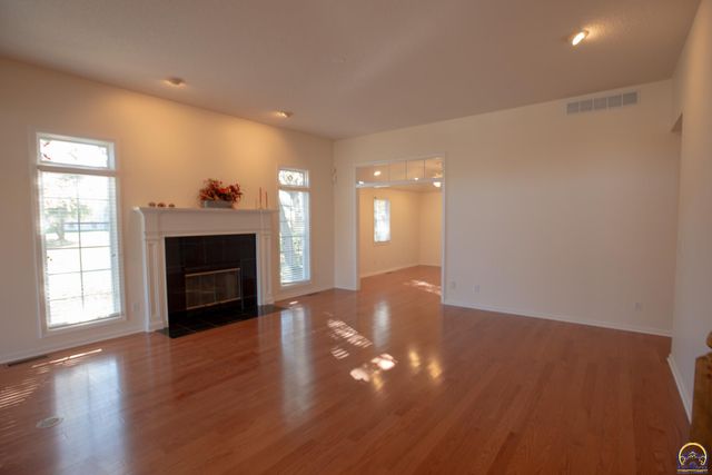 6247 SW 40th Ct, Topeka, KS 66610