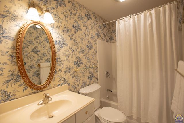 6247 SW 40th Ct, Topeka, KS 66610