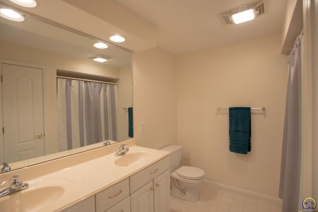 6247 SW 40th Ct, Topeka, KS 66610