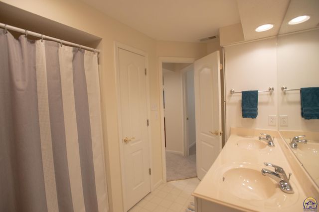 6247 SW 40th Ct, Topeka, KS 66610