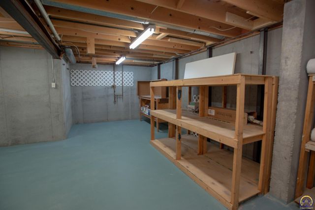 6247 SW 40th Ct, Topeka, KS 66610